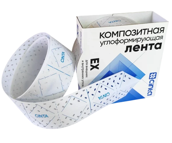 Упаковка углоформирующей ленты cinta EX с перфорацией и линией сгибания по центу. Рядом лежит неупакованный рулон ленты для гипсокартона Cinta EX. Упаковка белого цвета. рулон помещен в картонную обечайку.